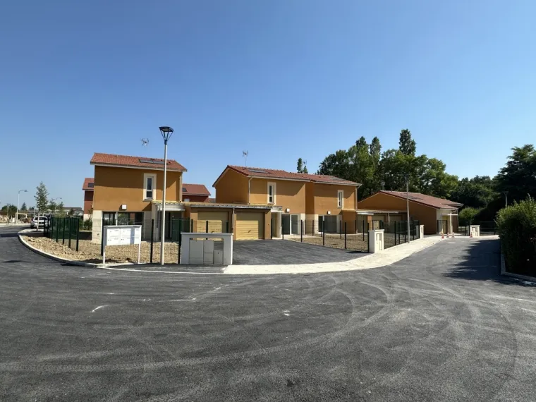 Enduit de facade projection monocouche finition grattée a Saint Denis les Bourg, Bourg-en-Bresse, Certif
